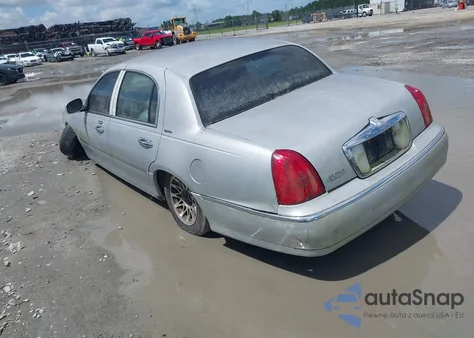 2001 Lincoln Town Car Signature из США, поврежденный, VIN 1LNHM82W81Y648935